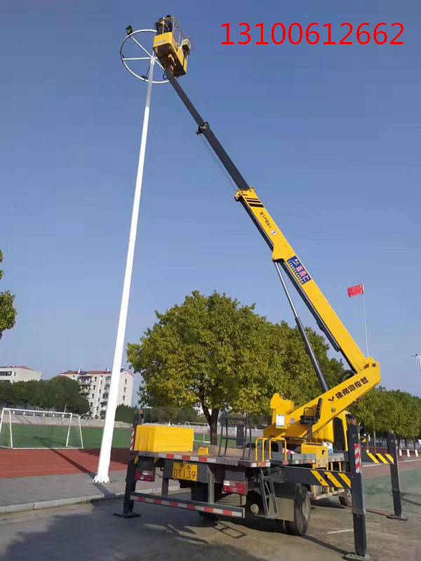 輕型伸縮臂高空車(chē)更換照明路燈施工現(xiàn)場(chǎng)，效率高